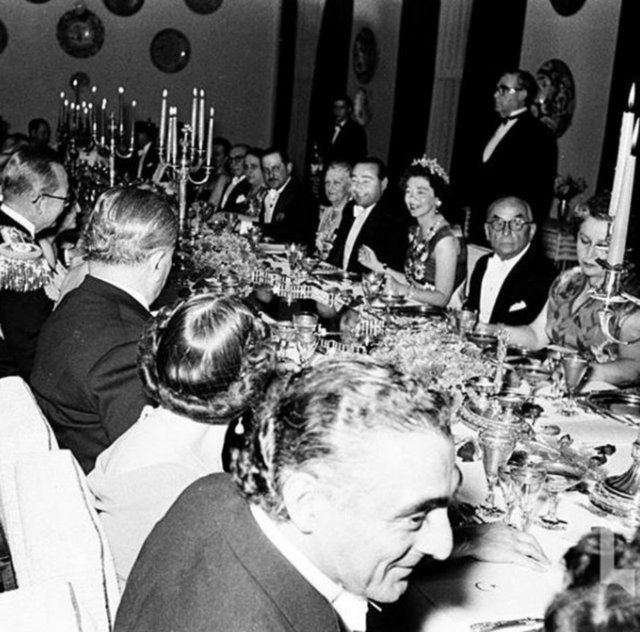 <p>Yunanistan Kralı’nın Türkiye ziyareti 1952</p>

<p> </p>
