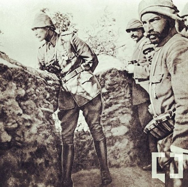 <p>Mustafa Kemal Atatürk, Çanakkale Savaşları'nda Siperde</p>

<p> </p>
