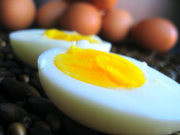 <p>- Kalori olarak sarısı fazla bilindiği için beyazı tercih edilen yumurtanın akı, daha hızlı acıktırır</p>
