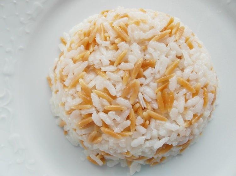 <p>- Tıpkı patates gibi yüksek kan şekerini hızlı yükselten pirinç pilavı, yedikten kısa süre sonra acıkmanıza neden olur</p>
