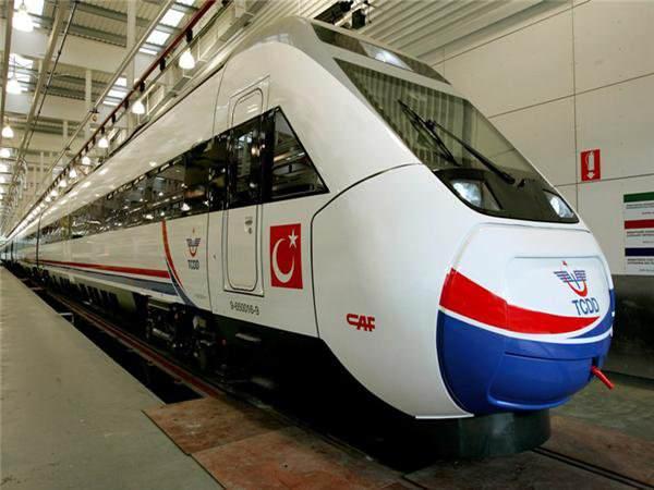 <p>Ankara-İstanbul Yüksek Hızlı Tren (YHT) hattının açılışıyla birlikte işletmede olan YHT hattı uzunluğu 1420 kilometreye ulaşacak. 3500 kilometresi yüksek hızlı, 8500 kilometresi hızlı olmak üzere 2023 yılında toplam 25 bin kilometre demiryolu uzunluğuna ulaşması hedefleniyor.</p>
