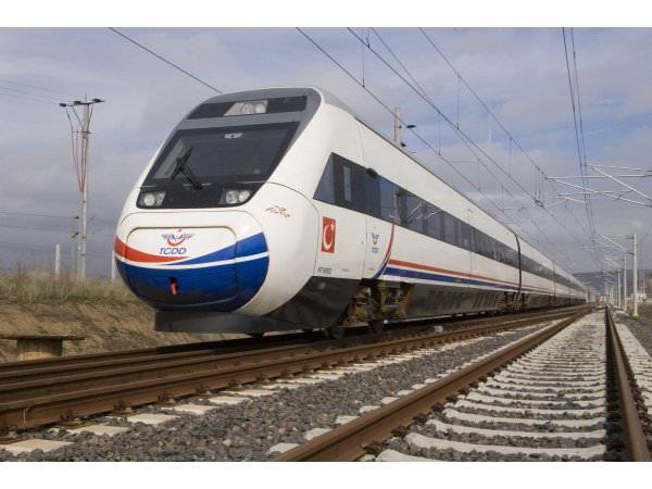 <p>Ankara-Sivas arasındaki 405 kilometrelik mesafede demiryoluyla seyahat süresini 10 saatten 2 saate, İstanbul-Sivas arası seyahat süresini de 5 saate düşürecek olan Ankara-Sivas YHT Projesi'nin inşası devam ediyor. </p>

<p> </p>
