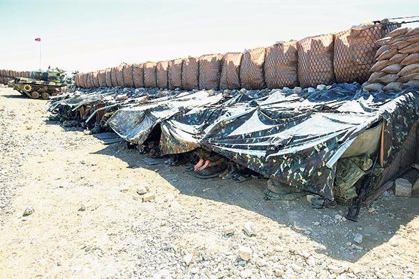 <p>Herkes ailesiyle birlikte sıcak yuvasında bayram yaparken, Karaçalı Hudut Bölüğü’nün kahraman Mehmetçikleri Irak sınırının sıfır noktasındaki 2030 metre rakımlı ‘Kartal Yuvası’nda elleri tetikte teröristlere karşı nöbetteydi. </p>

<p> </p>
