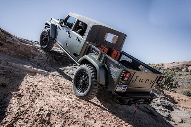 <p><span style="color:#D3D3D3">Jeep Crew Chief 715 de bunlardan biri. </span></p>
<p><span style="color:#D3D3D3">Bu konsept araç, efsanevi askeri hizmet araçlarına, özellikle de Kaiser M715’e bir selam niteliğinde üretildi. Klasik askeri köklerine yakınlığını koruyan Crew Chief 715’te, ek yolcu kapasitesi için bir arka koltuk ve ekstra kapılarla modern bir tasarım kullanılıyor.</span></p>