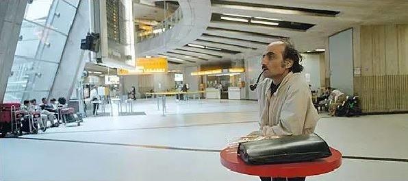 <p>Nasseri ülkeye yasal olarak girmesine rağmen, herhangi bir evrak gösteremediği ve geri dönecek bir ülkesi olmadığı için, artık kalabileceği tek yer Terminal 1’in gidiş salonuydu.<br />
</p>