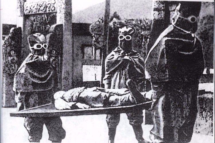 <p><strong>Unit 731 ve Biyolojik silah kullanımı </strong></p>
<p>1937'den savaşın sonuna kadar, Japonlar pek çok biyolojik silah üzerinde araştırma yaptılar. Bu silahların arasında basil bombası ve veba yaymak için kullanılan pire bombaları da bulunmaktaydı. Japon İmparatorluk Ordusu'nun Unit 731 adlı bölümü, gizli bir şekilde biyolojik ve kimyasal savaş araştırma ve geliştirme bölümü olarak görev almaktaydı ve pek çok hastalığı, insan denekler üzerinde test etmekteydi. Japon askerleri, bu bombaları kullanarak özellikle Çin'de pek çok bölgeye saldırdılar.</p>
<p> </p>