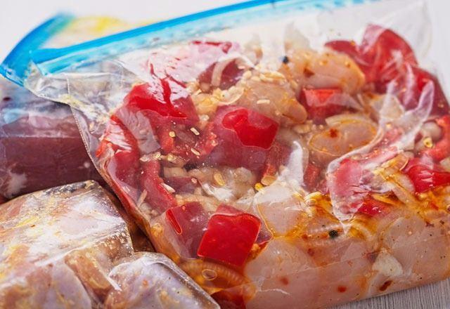<p>Eti, hava ve su geçirmeyen bir buzdolabı poşetinde dondurun. Eti soğuk suda çözdürecekseniz paketinden asla çıkarmayın.</p>
<div> </div>