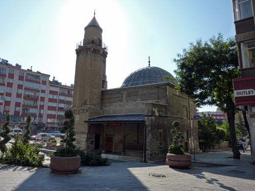 Hoca Hasan Camii kütüphane haline dönüştürülmüş. Orta yerine kocaman bir dökme soba konmuş. 