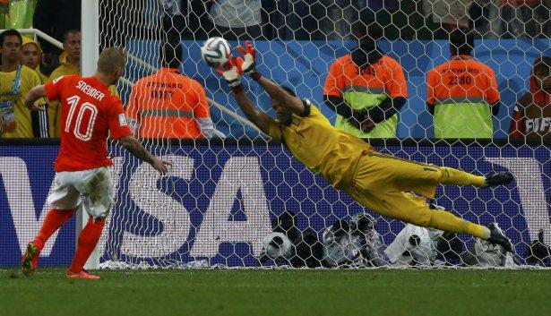 <p>2014 Dünya Kupası'nın son finalisti Hollanda'yı penaltı atışları sonucu deviren Arjantin oldu.</p>
