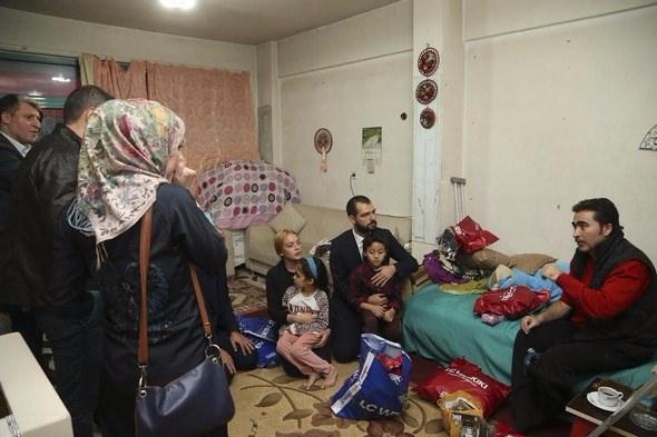 <p>Amerikalı ünlü oyuncu Lindsay Lohan, Türkiye'ye gelerek Gençlik ve Spor Bakan Yardımcısı Abdurrahim Boynukalın ile Sultanbeyli'de Suriyeliler için açılan hastaneyi ve Suriyeliler'in kaldığı evleri ziyaret etti.</p>
