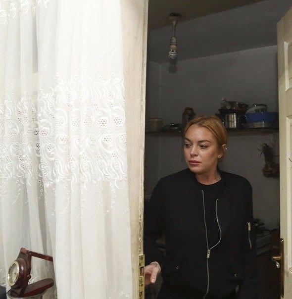 <p>Sultanbeyli'de Suriyeliler'in kaldığı evleri ziyaret eden Hollywood yıldızı Lindsay Lohan, gözyaşlarını tutamadı.</p>
