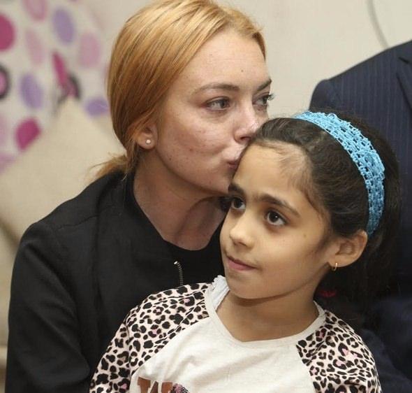 <p>Lohan daha sonra Suriyeli Hüseyin ailesinin evini ziyaret etti. Ziyarette Lohan , Halep'te bacağından yaralanan baba Muhammed Hüseyin'in nasıl yaralandığını anlatmasıyla duygusal anlar yaşadı.</p>
