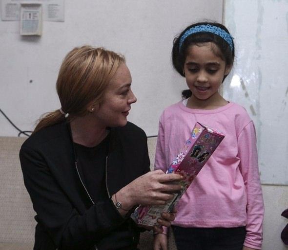 <p>Ünlü Hollywood starı daha sonra aileye aldığı hediyeleri takdim etti. </p>
