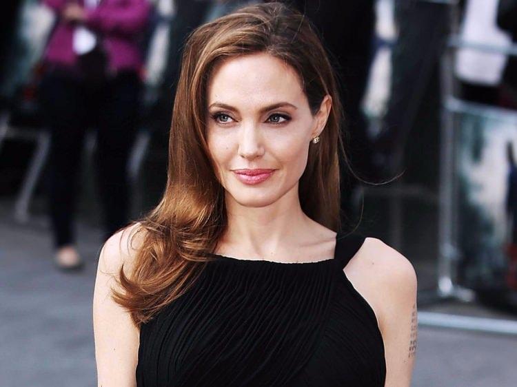 <p><strong>Angelina Jolie ve talk pudrası</strong><br />
<br />
 </p>
