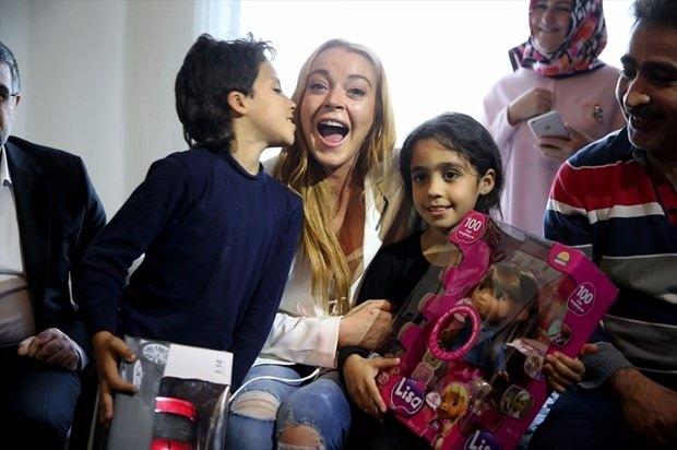 <p>Ünlü Hollywood yıldızı Linsay Lohan, Sultanbeyli'de Suriyeli Muhammed Hüseyin ve çocuklarını ziyaret etti. </p>
