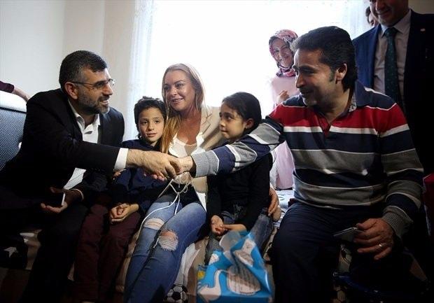 <p>Biz sanatçılar sosyal medya kullanarak Suriye'de yaşanan drama dikkat çekmeye çalışıyoruz” dedi.</p>