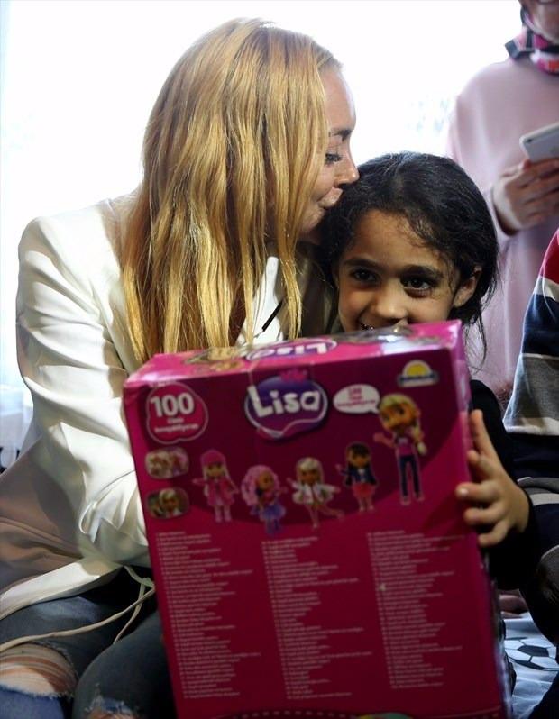 <p>Geçtiğimiz günlerde Sultanbeyli'de yaşayan Suriyeli bir aileyi ziyaret eden ve tekrar ziyaret edeceğine dair söz veren Hollywood'un ünlü yıldızı Lindsay Lohan, sözünü tuttu. </p>