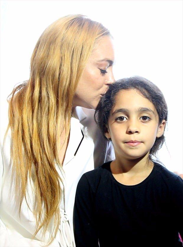 <p>Daha önceki ziyaretinde tekrar geleceğine ve hediyeler getireceğine söz veren ünlü yıldız, çocuklara yanında getirdiği hediyeleri verdi.</p>