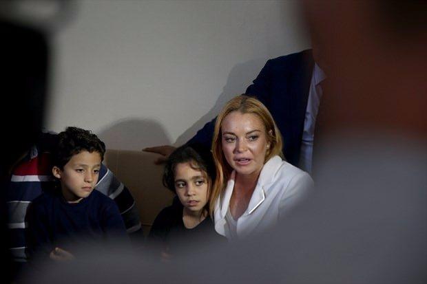 <p>Gazetecilerin parmağındaki yarayı sorması üzerine Lohan, geçirdiği bir kaza sonucu parmağından yaralandığını ve canının çok acıdığını söyledi.</p>

