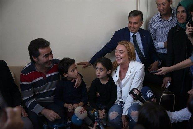 <p>Suriye'den kaçarak Türkiye'ye geliş hikayesini anlatan Muhammed Hüseyin, “Evim bombalandı. İki ayağım ve bir elim incindi.</p>