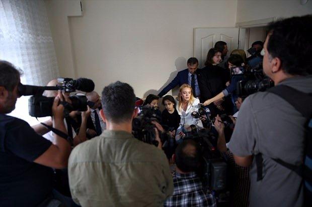<p>Lohan, Sultanbeyli Belediye Başkanı Hüseyin Keskin ile makamında bir süre sohbet etti. Ünlü yıldız daha sonra buradan ayrıldı.</p>
