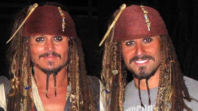 <p> Jonny Deep ve İkiz Dublörü Christopher Leps (Pirates of the Caribbean)</p>
