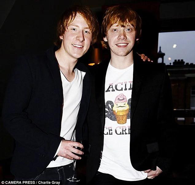 <p>Rupert Grint ve İkiz Dublörü Anthony Knight (Harry Potter Serisi)</p>
