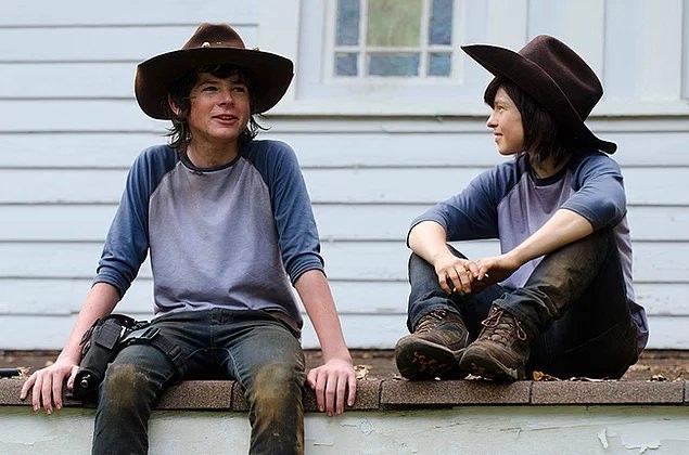 <p>Chandler Riggs ve İkiz Dublörü Emily Brobst (29 yaşında) (The Walking Dead)</p>
