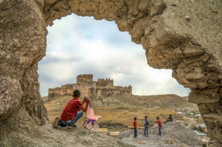 <p>Bu yıl mescidi tamamen ortaya çıkardık ve onun yanından itibaren devam ediyoruz. Buranın surlarla çevrili olan batı kısmında içi toprakla dolu, çok genç bir burç yer alıyor.</p>
