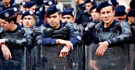 <p><strong>Polis memuru</strong></p>
<p> </p>
<p>Derece: 3/1</p>
<p> </p>
<p>Maaş: 3.028 TL </p>