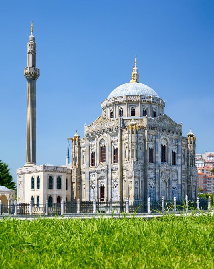 <p>11 - Pertevniyal Valide Sultan Cami - Aksaray Valide Cami / İstanbul Padişah II. Mahmut'un eşi ve Sultan Abdülaziz'in annesi olan Pertevniyal Valide Sultan tarafından yaptırılan cami onun adıyla anılmaktadır. 1869-1871 yılları arasında 29 ayda inşası tamamlanan caminin tasarımı mimar Serkis Balyan'a aittir. Aksaray Valide Cami olarak da bilinen yapı İstanbul'un Fatih ilçesine bağlı Aksaray semtinde bulunmaktadır.</p>
