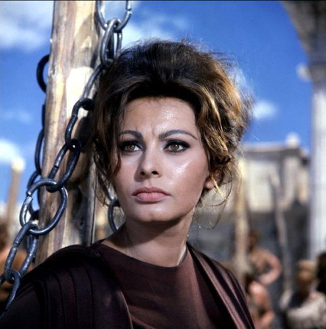 <p><strong>Sophia Loren</strong></p>

<p>Vücudunu nemlendirmek için zeytinyağı kullanıyormuş. Bnayo esnasında ılık suyun içine bir kaç damla zeytinyağı ekleyerek cildini yumuşatıyormuş.</p>
