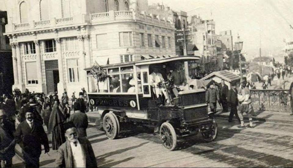 <p>Galata Köprüsü üzerinde bir otobüs (1912 sonrası)</p>

<p> </p>
