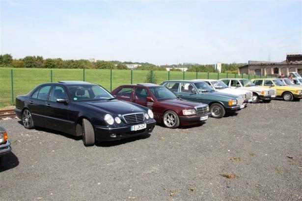 <p>Mercedes severler Almanya'nın Hattingen kentinde buluştu. Mercedes kulübü tarafından her sene düzenlenen etkinlik kapsamında Mercedes klasikleri ve son model Mercedes'ler bir araya geldi. İşte o otomobiller....</p>
<p> </p>