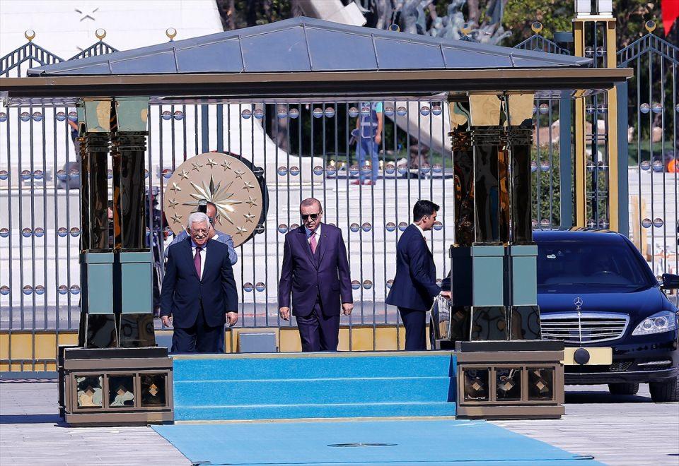 <p>Cumhurbaşkanı Recep Tayyip Erdoğan, resmi ziyaret için Türkiye'de bulunan Filistin Devlet Başkanı Mahmud Abbas'ı Cumhurbaşkanlığı Külliyesi'nde resmi törenle karşıladı.</p>
<p></p>