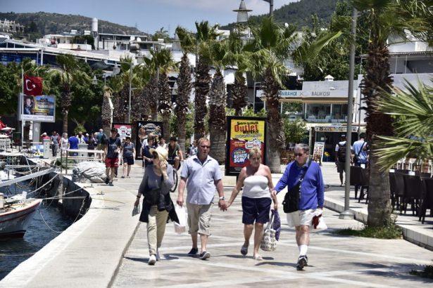 <p>Kocadon, turizm sezonunun olumsuz geçmemesi için çok büyük emek ve mücadele sarf ettiklerini belirterek, "Göreceksiniz ki sezonu minimum bir düşüşle kapatacağız. Çok büyük çaba gösteriyoruz. Bir yıl içinde yapmış olduğumuz tanıtım çalışmasının maliyeti 1 milyon avroyu buldu. Bu konuda TAV olmak üzere ilçedeki tüm sivil toplum kuruluşlarına ve Bodrum Otelciler Derneğine teşekkür ediyorum." dedi.</p>
<p> </p>
