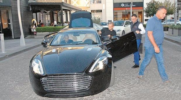 <p><strong>Wesley Sneijder</strong><br />
<br />
Hollandalı yıldız Wesley Sneijder beğenip satın aldığı 450 bin Euro (1.5 milyon TL) değerindeki Aston Martin aracının plakasını almak için Yeniköy'deki lüks oto galerisine geldi. İşlemlerini tamamlayan futbolcu yeni aracına kavuştu.</p>

<p> </p>
