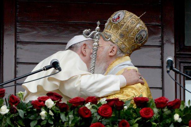 <p>Katolik dunyasinin ruhani lideri Papa Francesco, Fener Rum Patrikhanesi'nde Ortodokslar icin onemli bir gun olan ve ortodoks kilisesinin kurucusu olarak kabul edilen aziz andreas yortusu'nda hazir bulundu. Ayin sonunda Papa Francesco ve patrik Bartholomeos partikhanenin balkonuna cikip birlik ve beraberlik mesaji vererek fotograf cektirdi </p>