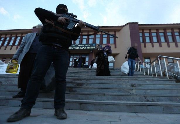 <p>"Allah onlardan razı olsun. Bizimle çok ilgilendiler. Bulunduğumuz yerden araçlarla alındık. Bizlere yemek, çocuklarımıza da çikolata ikram edildi. Buradan Van'a geçeceğiz. Çok mağdur olduk. Elbiselerimizi dahi getiremedik."</p>