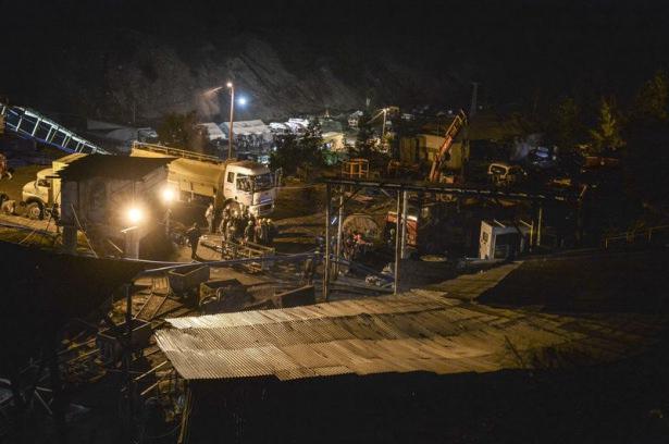 <p>Karaman Ermenek'teki maden ocağında su baskını nedeniyle yüzlerce metre derinlikte mahsur kalan 18 işçiye ulaşma çabası sürüyor. </p>
