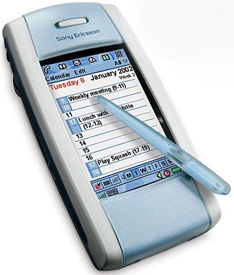 <p>Sony Ericsson P800</p>

<p>Nokia 7650 ile benzer zamanlarda ve benzer özelliklerde çıkan P800, rakibi gibi Symbian işletim sistemine sahipti.</p>

<p>Symbian'ı Nokia'ya göre farklı bir arayüzle değerlendiren Sony Ericsson, kullandığı geniş ekran ve yeni tasarımıyla oldukça sevilen bir telefona imza attı.</p>

<p>Hem dokunmatik hem de katlanabilir fiziksel tuşlara sahip olan ürün, dahili kamerasıyla da göz dolduruyordu.</p>

<p>Cihaza 128 MB'lık Memory Stick takılabiliyor olması ve MP3 çalma desteğinin kazandırılması ise en büyük artılarındandı.</p>

<p> </p>
