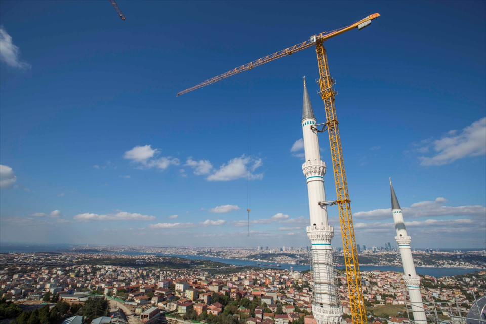 <p>Cami projesi kapsamında İstanbul Büyükşehir Belediyesi tarafından yapılan yol, tünel inşaatları da devam ediyor.</p>
