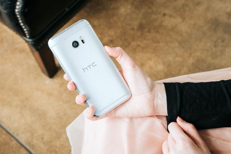<p><strong>iPhone 7 gibi kulaklık girişi yok!</strong></p>

<p>HTC 10 tasarım anlayışını yansıtan ancak ondan biraz daha büyük bir akıllı telefon olan HTC Bolt, USB Type-C bağlantı noktasıyla geliyor. </p>
