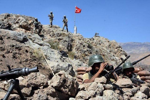 <p>Gece 01.00 gibi Çukurca Otluca’ya vardık. Evli olan, burada evi olanlara izin verdiler. Arkadan da ikaz ettiler: ‘Her an hazır olun.’ Koşa koşa gittim evime. Sevinçle özlemle hasretle kucaklaştık eşimle. Oturduk kanepeye...</p>

<p> </p>
