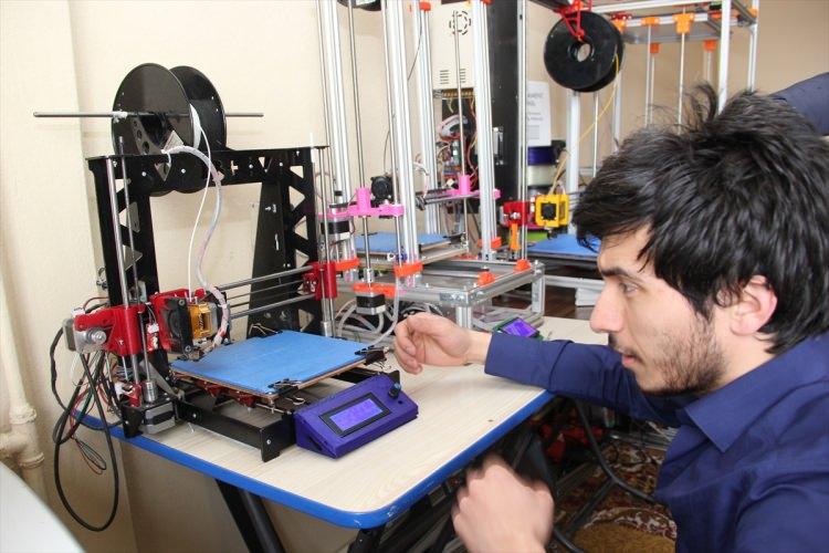 <p>Marmara Üniversitesinde düzenlenen robot yarışlarında 120 robot arasında ilk 10’a girerek başarımızı kanıtladık." diye konuştu.</p>