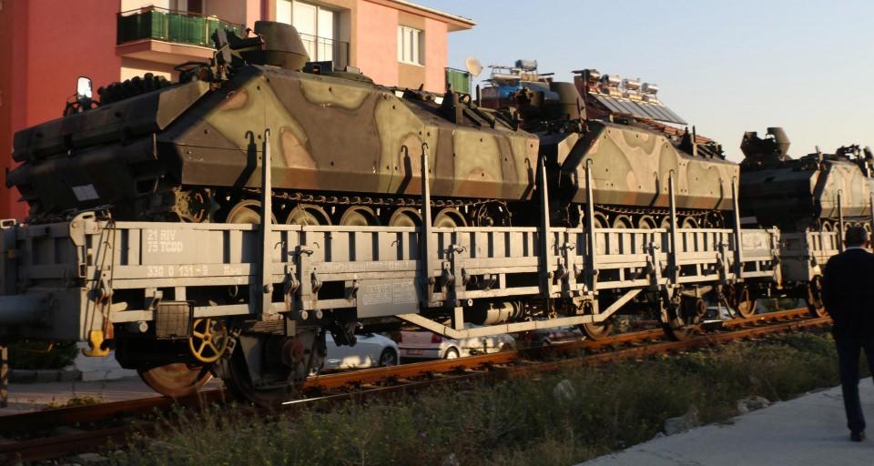 <p>Ankara'da Etimesgut Zırhlı Birlikler Okulu ve Eğitim Tümen Komutanlığı'nın dağıtılmasının ardından 2 bin kişilik askeri birliğin Burdur'a taşınma işlemleri başladı.</p>