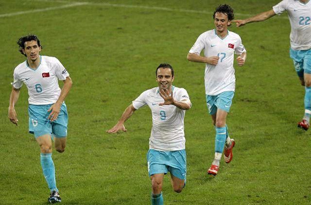 <p>Çek Cumhuriyeti'ni 2-0 geriye düşmesine rağmen 3-2 yenen, Hırvatistan maçının 120. dakikasında 1-0 geriye düşüp 122. dakikasında 1-1'i bulup penaltılarla yarı finale yükselen Milliler, tarih sayfalarından silinemeyecek zaferlere imza atmıştı.</p>
<p> </p>