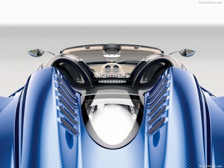 <p>Önceki modelle hemen hemen aynı ağırlıktan olan Roadster'da Mercedes-AMG M158 V12 motoru kullanıldı</p>
