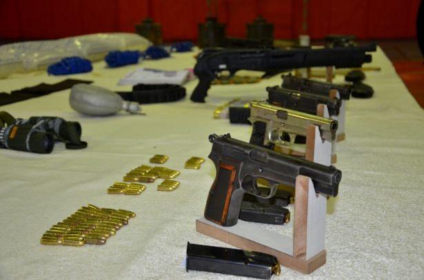 <p> </p>
<p>Diyarbakır Terörle Mücadele ekipleri yaklaşık iki ay süren takibin ardından pazartesi sabaha karşı IŞİD mensuplarının kullandığı toplam on yedi eve baskın düzenledi. Sekiz saati aşan çatışmanın ardından 7 IŞİD'li öldürülürken 12'si de yakalandı.</p>
<p> </p>