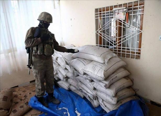 <p>Jandarma özel harekat timleri, Cudi Mahallesi'nde teröristlerin imalathane ve bomba deposu olarak kullandığı hücre evini ortaya çıkardı.</p>

<p> </p>

